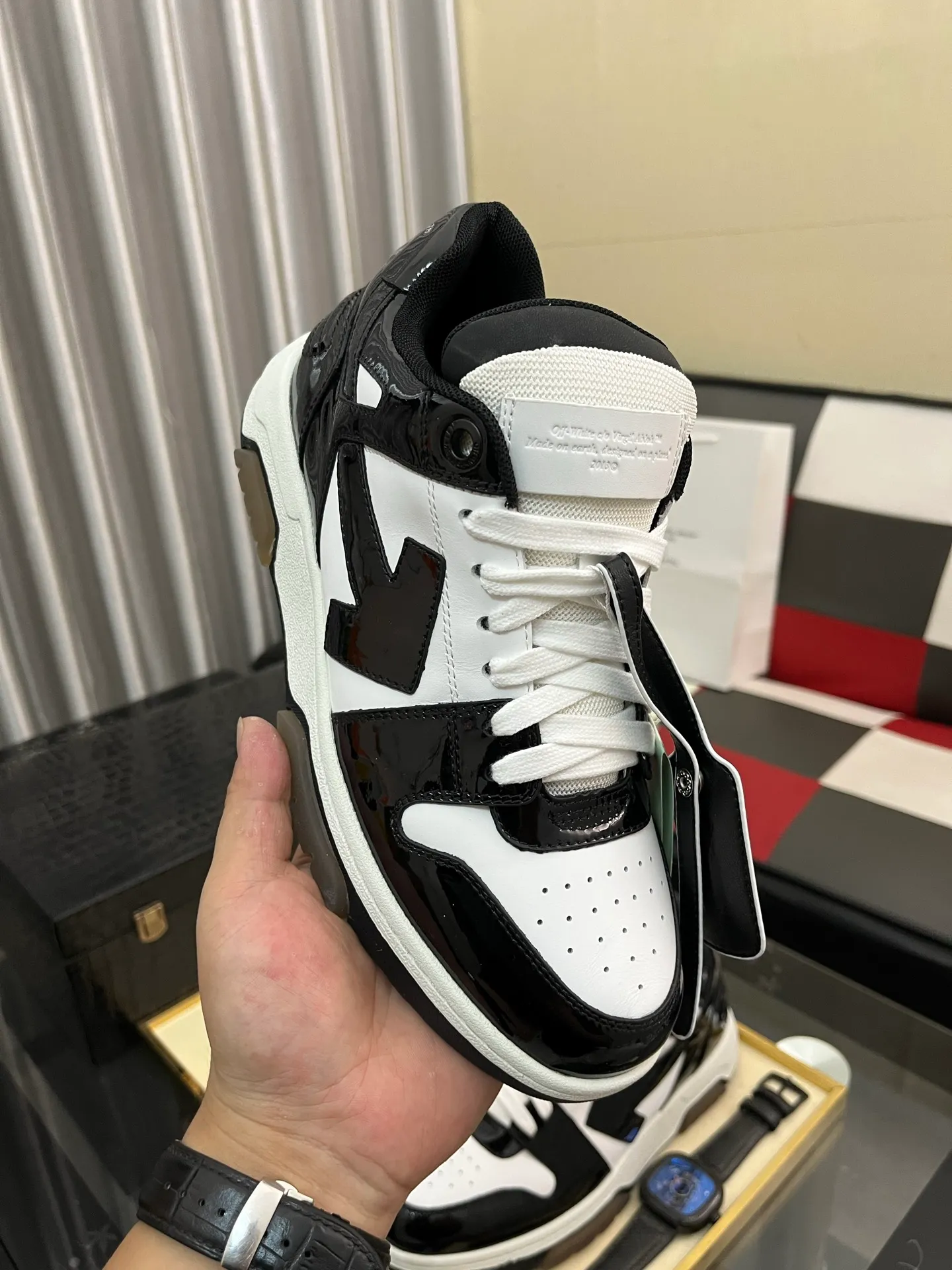 Men's shoes 💰600⌚️⌚️ OFF-White C/O VirGil Abloh fashionable and versatile casual shoes. Exclusive first release of the new model. Made of environmentally friendly cowhide leather and mesh fabric upper material. The insole is embedded with foam cushioning EVA material. The correct midsole is equipped with EVA lightweight cushioning. External tooth nail rubber outsole. The correct accessories can be customized simultaneously. Women's model: 35-40 Men's model: 39-45